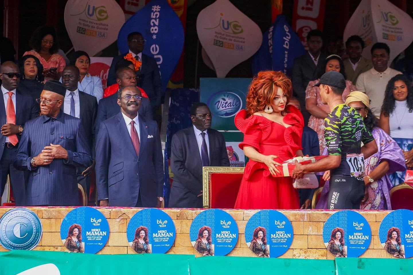 Tribune présidentielle · Madame Chantal BIYA félicite les lauréats