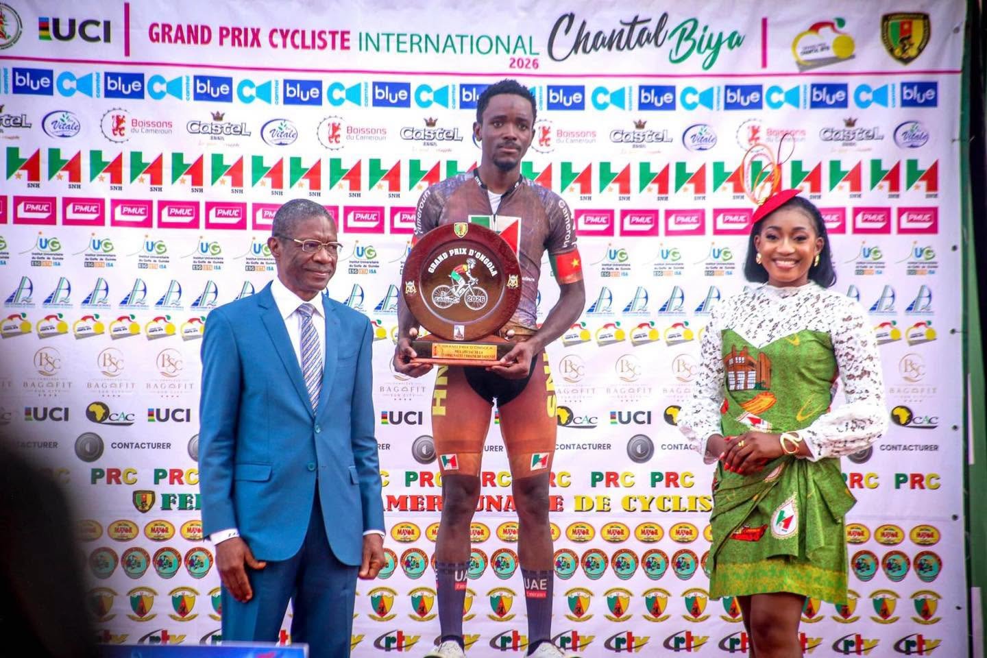 Le Président Honoré YOSSI remet le prestigieux Trophée Grand Prix d'Ongola