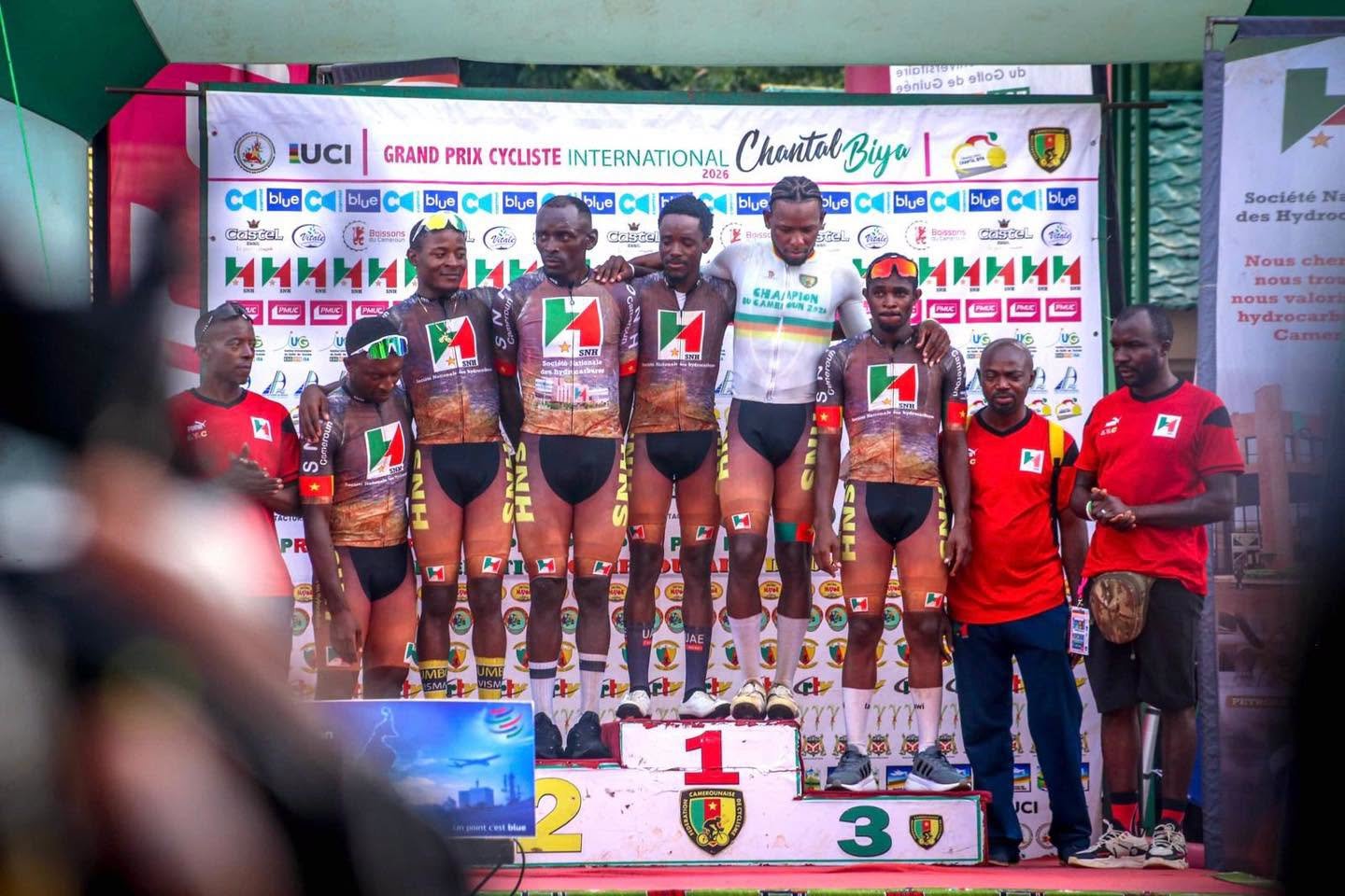 Podium d'étape · Fierté des coureurs et des hôtesses officielles