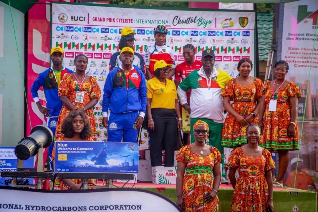 Tableau d'honneur officiel avec les hôtesses Blue Camtel, Mayor et SNH