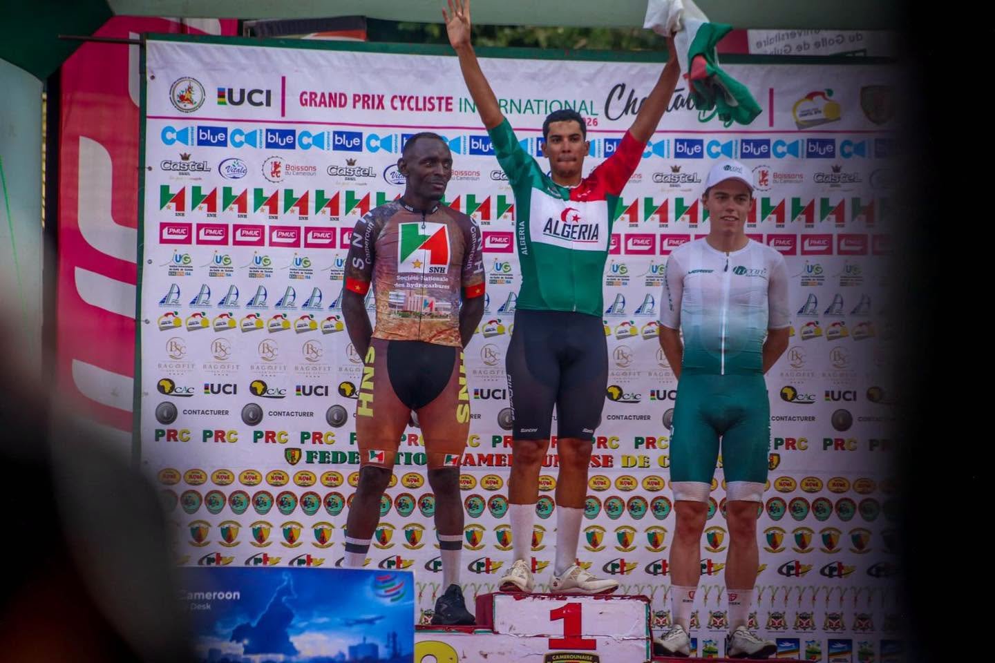 Le Président de la FECACYCLISME Honoré YOSSI félicite les coureurs méritants
