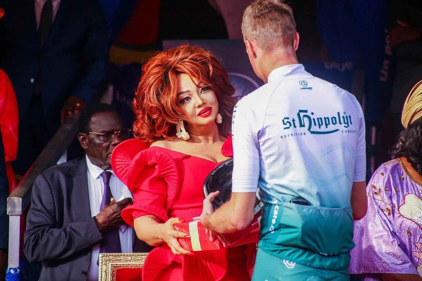 Madame Chantal BIYA remet un trophée d'honneur aux coureurs européens