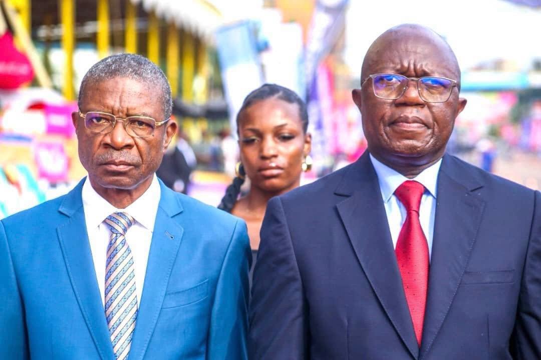 Arrivée spectaculaire · Les supporters camerounais célèbrent le peloton