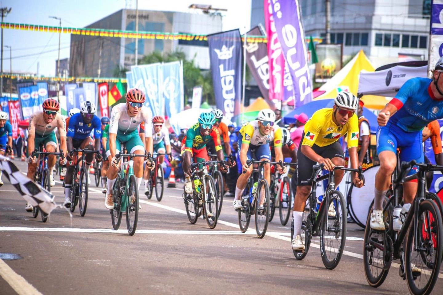 Le Maillot Jaune franchit l'arrivée triomphale sous le drapeau à damier