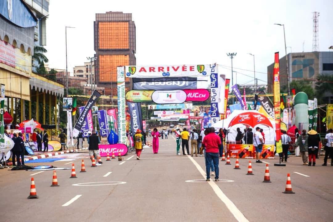 Franchissement de la ligne finale par les favoris du Grand Prix