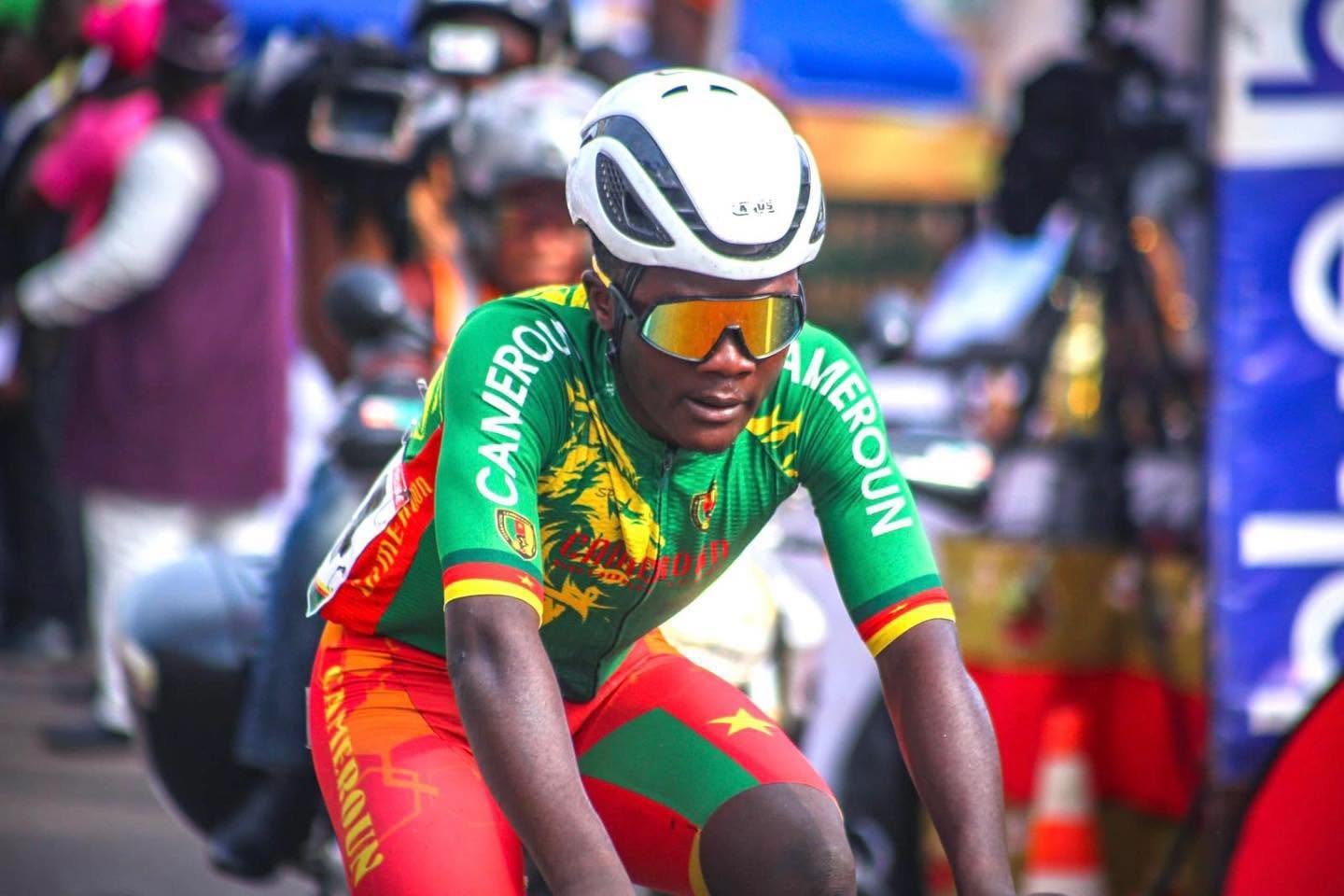 Joie des coureurs et célébration d'arrivée après 5 étapes intenses