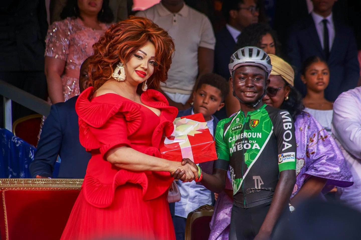 Émotion et encouragement · La Première Dame avec la jeunesse cycliste camerounaise