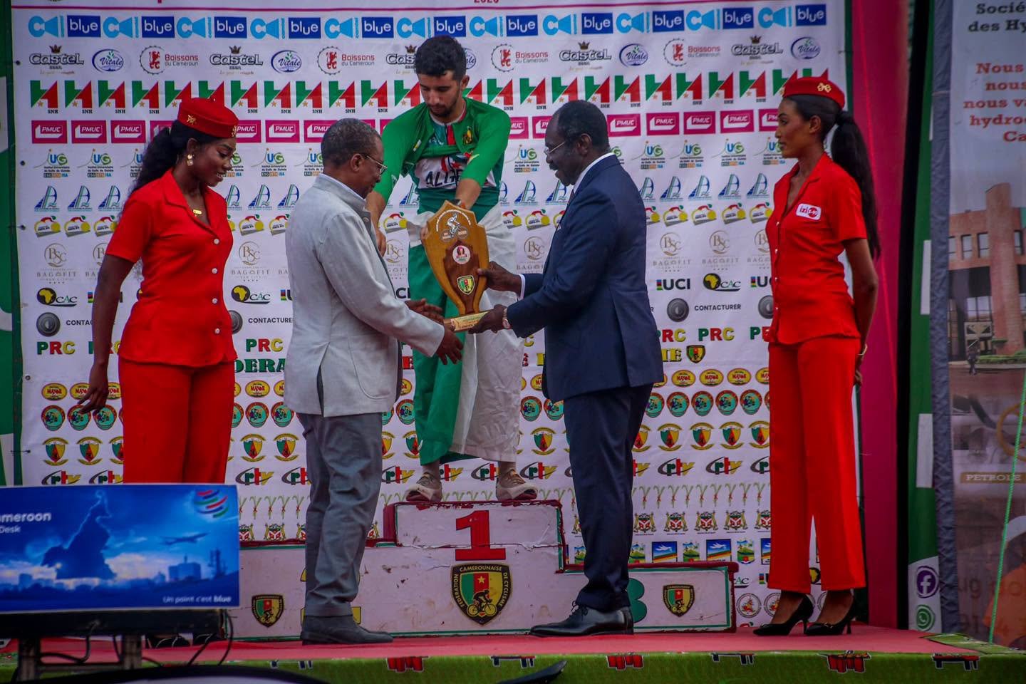 Remise du grand trophée d'étape par le MINSEP et Honoré YOSSI