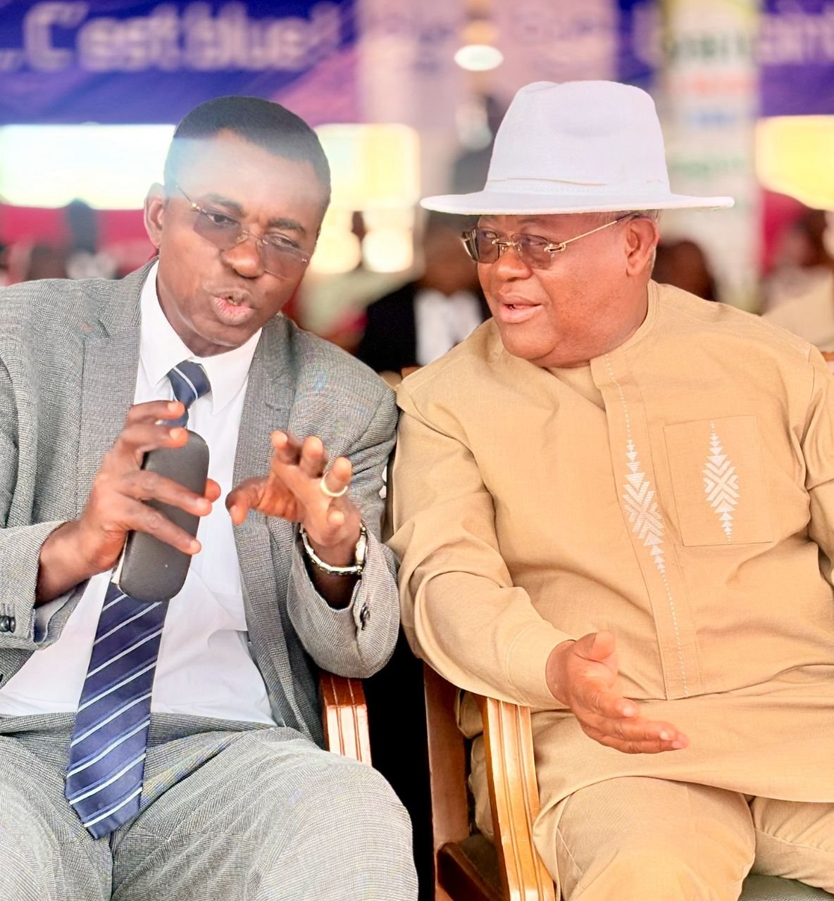 Grégoire MVONGO et Honoré YOSSI à la tribune officielle